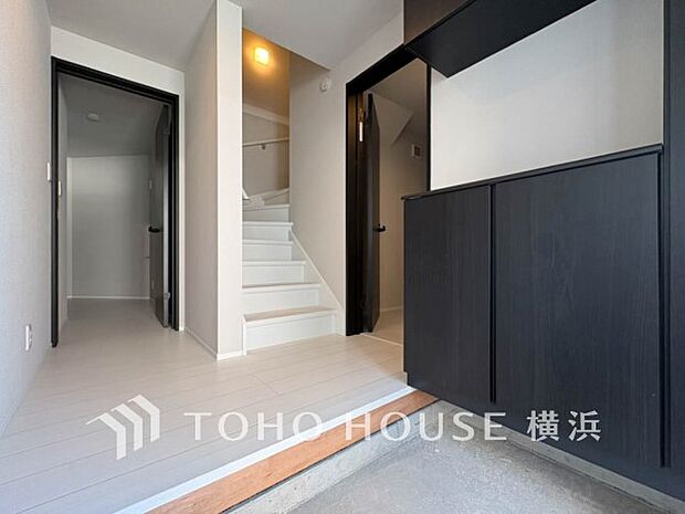 上質感漂う玄関と廊下。居住者の帰り、訪れる方を優しく迎えてくれます。