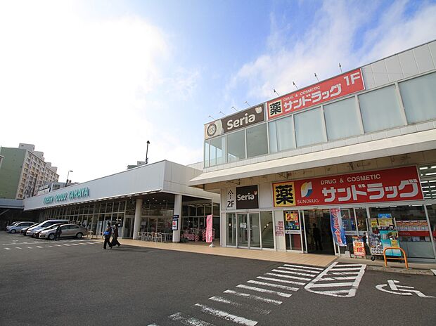 サンドラッグ戸塚深谷店　350m　お薬や日用品はもちろん、冷蔵食品・冷凍食品・精肉・お酒などをお手ごろ価格で取り揃える頼もしいお店。 