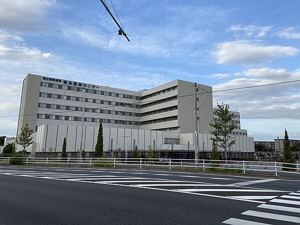 独立行政法人国立病院機構横浜医療センター　1600m　大型の総合病院。多くの診療科や救命救急センターも有り、いざという時に強い味方になってくれそうです。