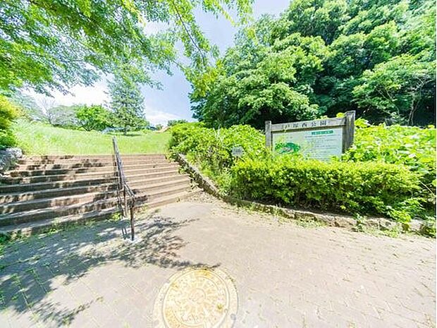 戸塚西公園　600m　自然を思いっきり感じられる公園です。遊具も揃い、ロング滑り台が人気です。 