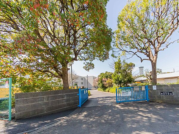 横浜市立深谷中学校　750m　徒歩10分。部活などで帰りが遅くなっても安心の距離です。