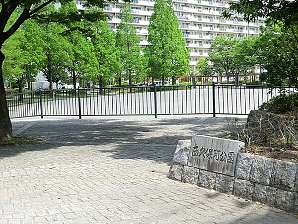 西久保町公園　80m　丸みを帯びた三角形の輪郭をした広場があり、鉄骨を組み合わせたようなオブジェが設けられている公園。