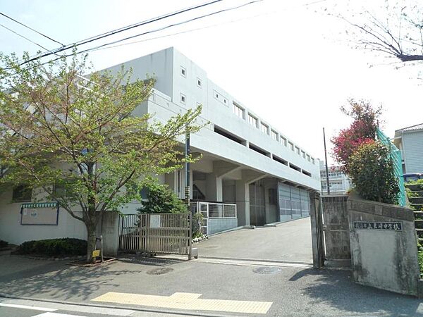 横浜市立岩崎中学校　2100m　徒歩27分。子育て世代に優しい落ち着いた住環境。