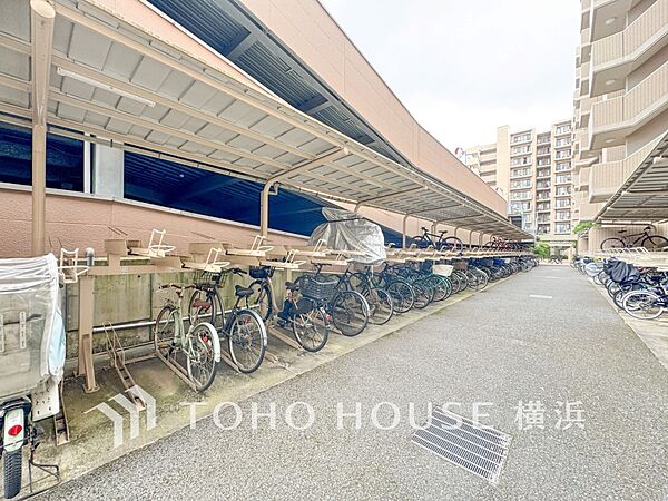 管理の行き渡った、整理整頓された清潔感ある駐輪場。