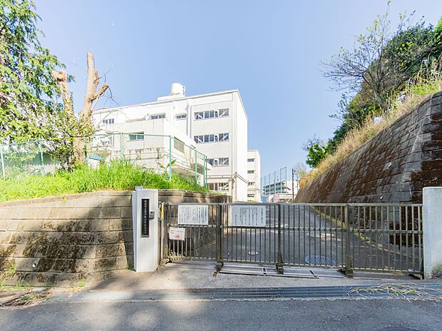 横浜市立南戸塚小学校 150m 徒歩3分。小学校が近いのは子育てファミリーにもおすすめのポイントです。