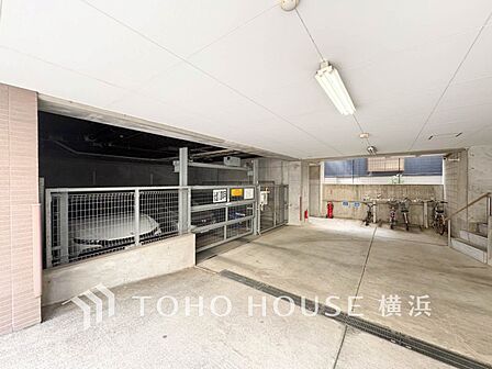 敷地内駐車場（空き状況はお問い合わせください）。