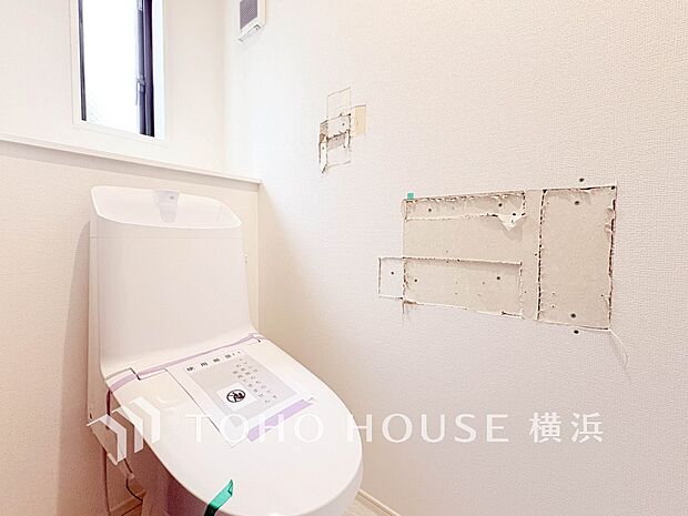 換気と明るさに配慮した、清潔感溢れるトイレ。落ち着いた空間で安らぎのひとときをお過ごしいただけます。