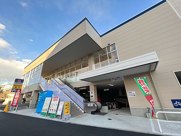 クリエイトエス・ディー横浜西大口店　400m　お薬や日用品はもちろん、冷蔵、冷凍食品・野菜・精肉・お酒などをお手ごろ価格で取り揃える頼もしいお店。