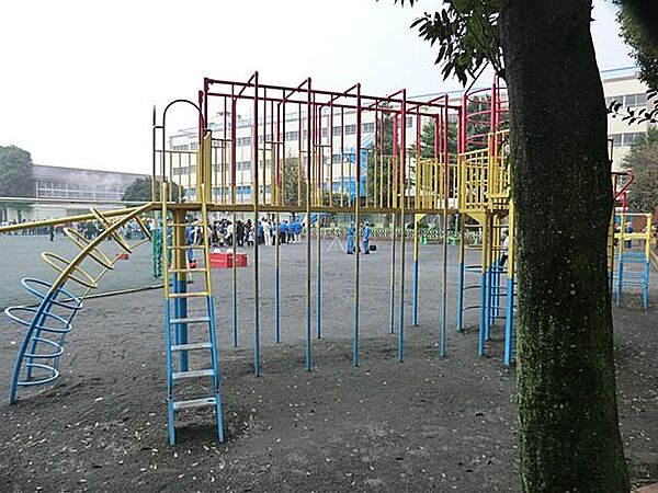 横浜市立大口台小学校　600m　徒歩8分。小学校が近いのは子育てファミリーにもおすすめのポイントです。