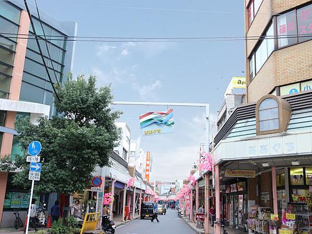 大口通商店街　950m　古きよき昭和の面影を残す商店街。飲食店や地元馴染みのお店が連なる下町情緒を感じる風景。 