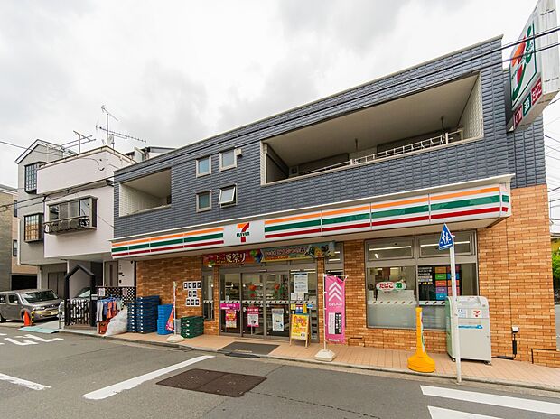 セブンイレブン横浜白幡向町店　500m　24時間営業。近くにあるとちょっとした買い物にも便利ですね。 