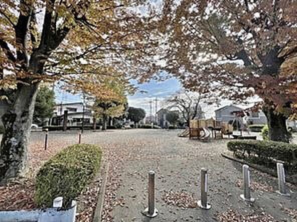 奈良町第七公園 250m 大きな木々に囲まれ、お子様が走り回れる広場、楽しく遊べる複合遊具や健康遊具があります。