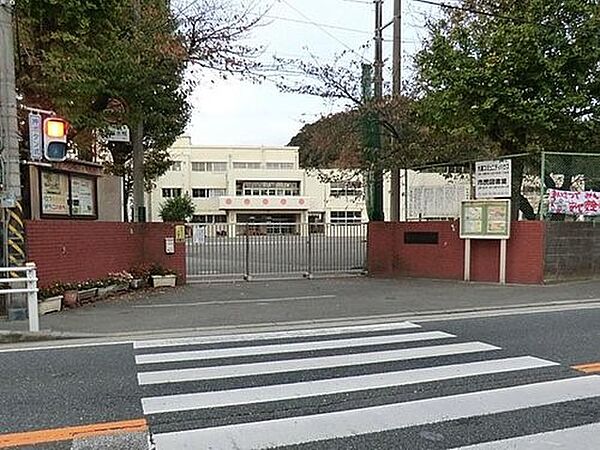 横浜市立大道小学校　500m　徒歩7分。小学校が近いのは子育てファミリーにもおすすめのポイントです。
