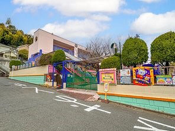 奈良幼稚園　270m　身体と感性を育めるよう、体育、音楽、芸術指導を行っています。保育終了後の課外教室も充実。 