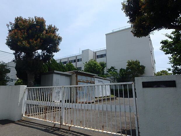 横浜市立六浦中学校　450m　徒歩6分。部活などで帰りが遅くなっても安心の距離です。 