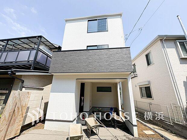 爽やかな青空の下に贅沢なほどに降り注ぐ陽光、豊かな居住性と、クオリティが見事に調和した住空間。