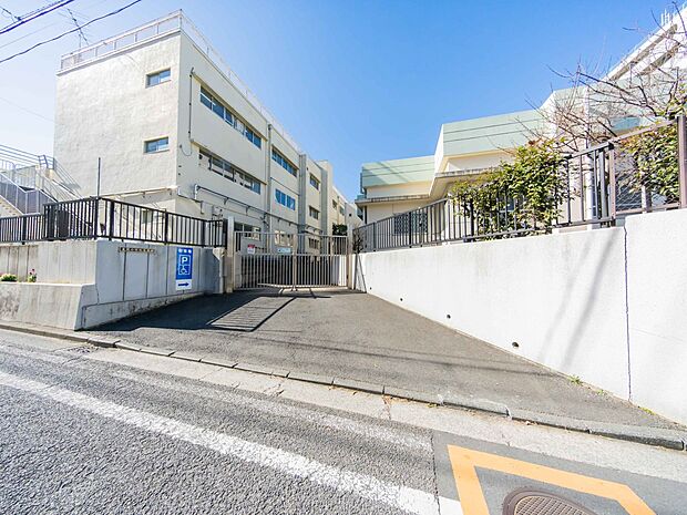横浜市立豊岡小学校 280m 徒歩4分。小学校が近いのは子育てファミリーにもおすすめのポイント。
