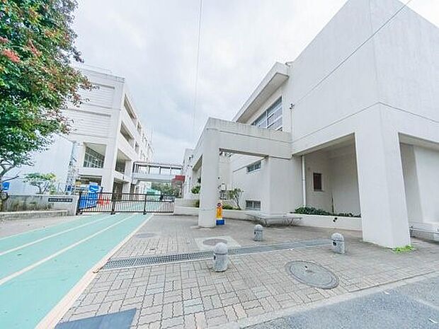 横浜市立仏向小学校 1400m 徒歩18分。お友達との会話も弾む通学路。お子様のかけがえのない思い出に。