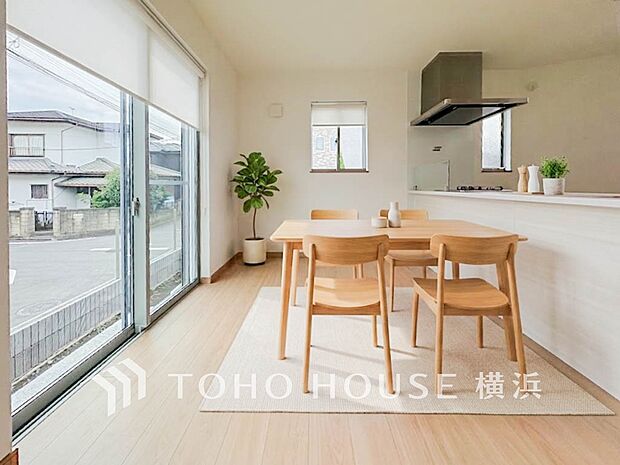 食事と楽しい会話が始まるスペース。※生成AIによるイメージです。家具・小物は販売価格に含まれません。