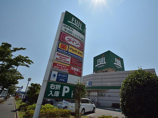 Fuji橋戸店 850m 深夜遅くまで営業しているので、お帰りが遅い方も利用できます。100円ショップなどもあり便利です。