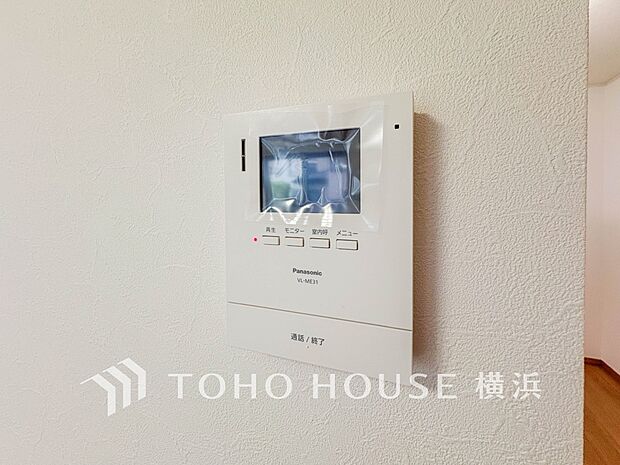 誰が来てもわかる様にモニター付きインターホンを設置。快適と安らぎを合わせた優しい設計。