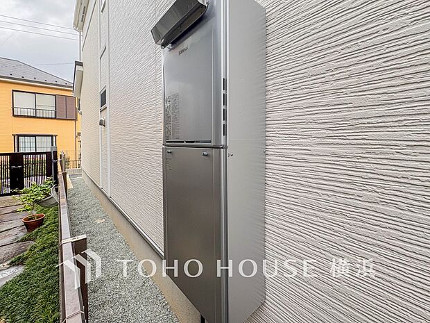 キッチンやシャワーなどの給湯と、自動湯はりやおいだき機能を備えた給湯器。