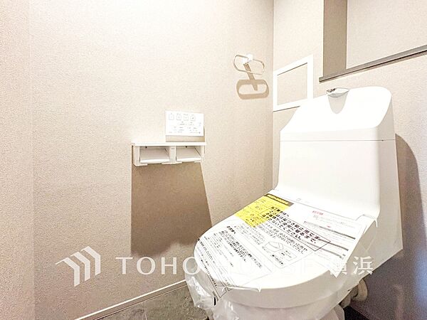 清潔感溢れるトイレ。落ち着いた空間で安らぎのひとときをお過ごしいただけます。