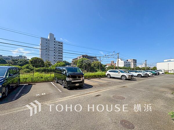 敷地内駐車場（空き状況はお問い合わせください）。