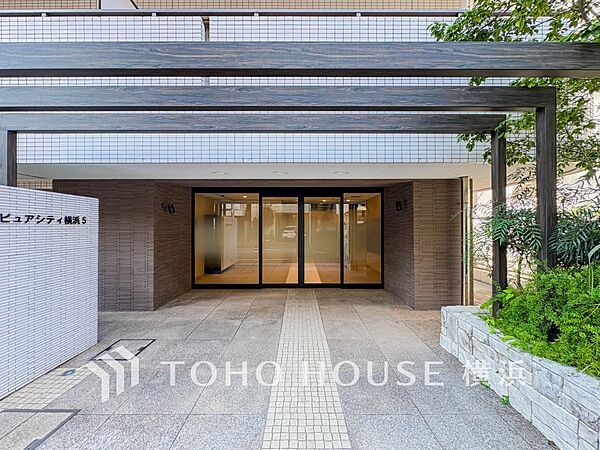 住まう誇らしさと安心感を演出する落ち着いた雰囲気のエントランス。