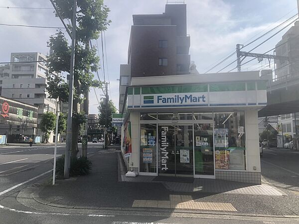 ファミリーマート平沼一丁目店　300m　24時間営業。近くにあるとちょっとした買い物にも便利ですね。