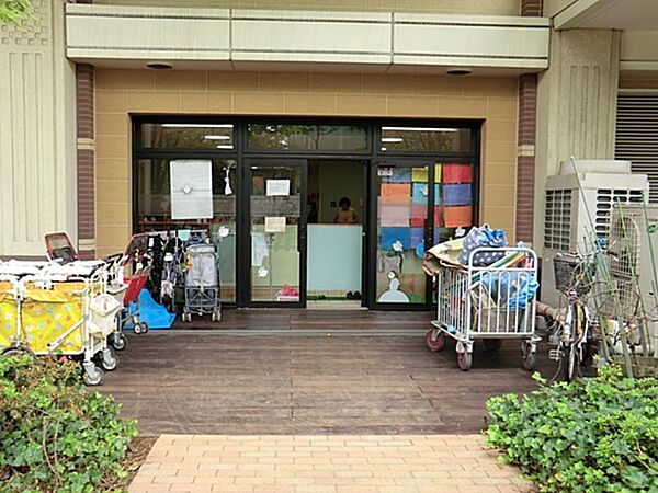 横浜西口保育園　400m　相鉄線平沼橋駅前にある保育園。いつも伸びやかな子どもたちの声で溢れている保育園です。