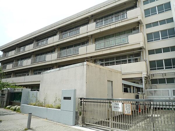横浜市立平沼小学校　280m　徒歩4分。小学校が近いのは子育てファミリーにもおすすめのポイントです。