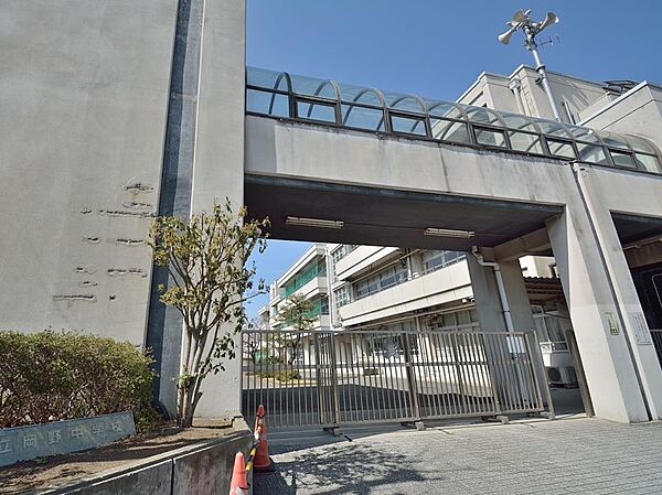 横浜市立岡野中学校　700m　徒歩9分。部活などで帰りが遅くなっても安心の距離です。