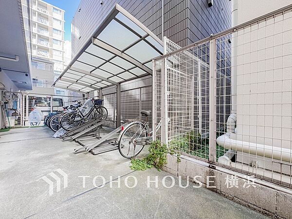 屋根付きの駐輪スペースは、雨風から大事な愛車を守ってくれます。