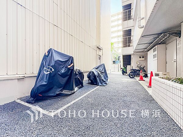 バイク置き場。