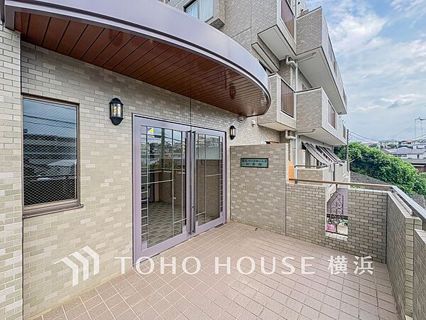 住まう誇らしさと安心感を演出する落ち着いた雰囲気のエントランス。