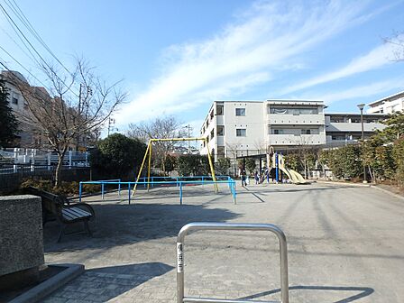 上の宮第二公園　97m　閑静な住宅街の中の公園は小さな子供達に大人気。いつもかわいい声で賑わっています。 