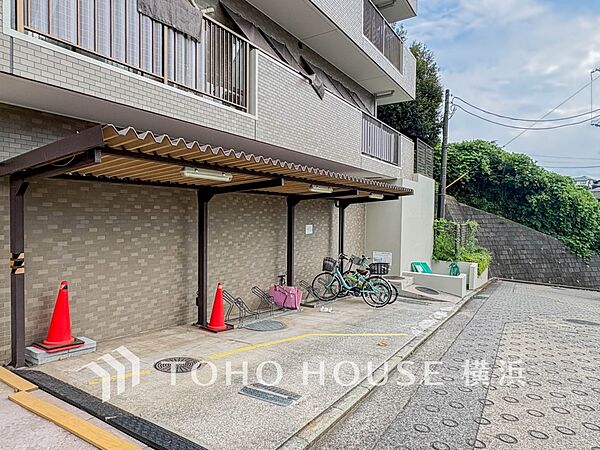 屋根付きの駐輪スペースは、雨風から大事な愛車を守ってくれます。