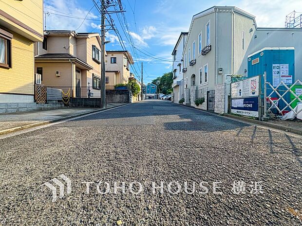 小学校、自然豊かな大型公園が近く子育てにも安心の住環境です。(2026年8月撮影)