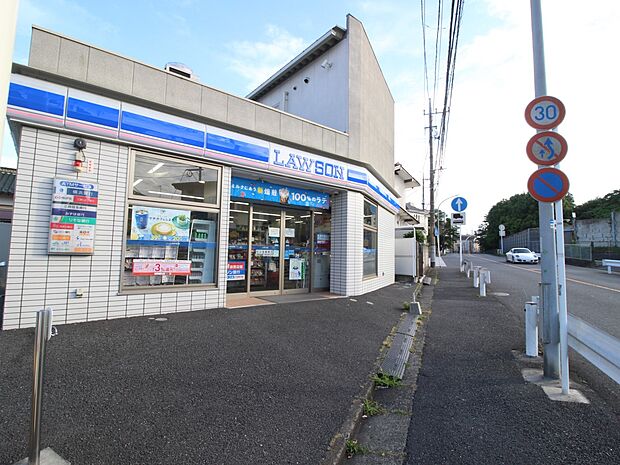 ローソン横浜永田台店 260m 近くにあるとちょっとした買い物にも便利ですね。