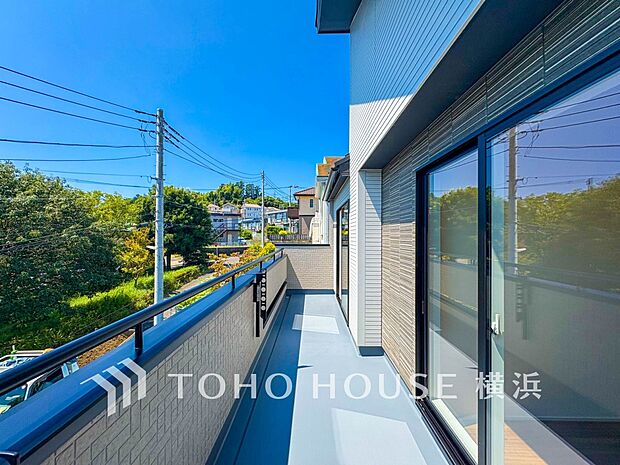 太陽の恵みをたっぷりと受けて、洗濯物も気持ちよく干せそうです。