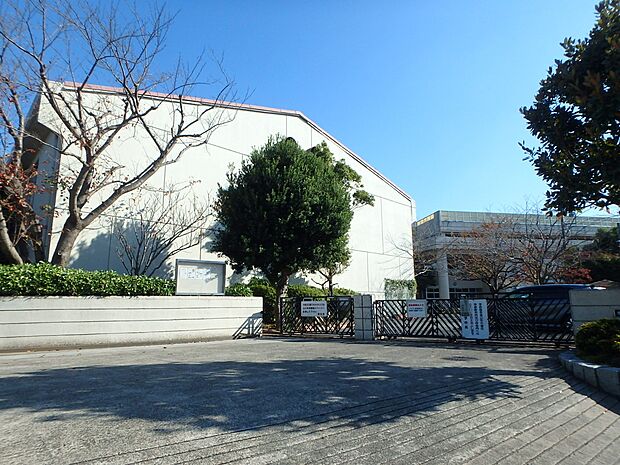 横浜市立南戸塚中学校 270m 徒歩4分。部活などで帰りが遅くなっても安心の距離です。