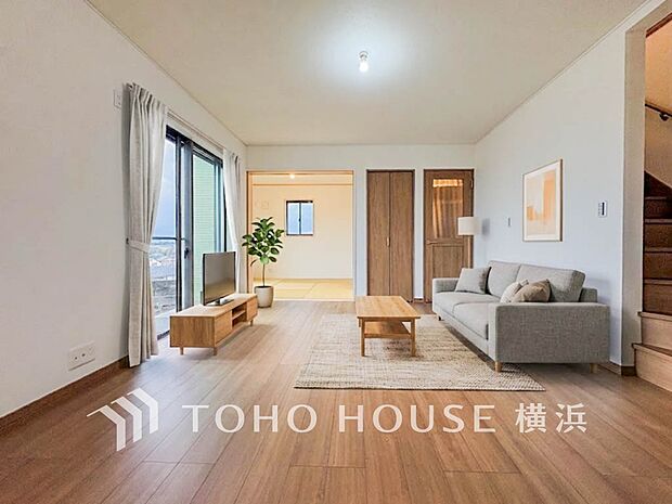 ゆったり寛げる広々リビング。※生成AIによるイメージです。家具・小物は販売価格に含まれません。
