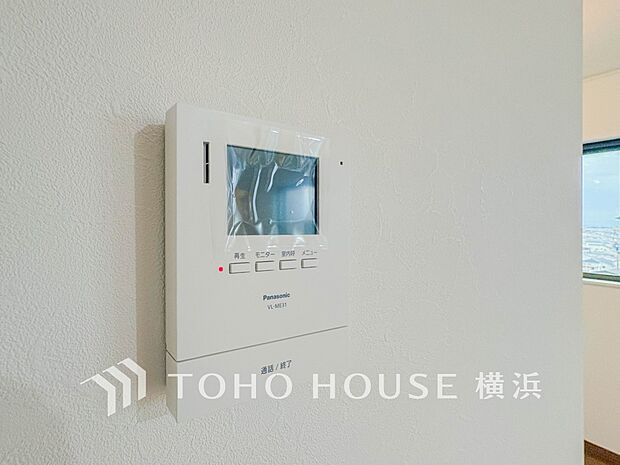 誰が来てもわかる様にモニター付きインターホンを設置。快適と安らぎを合わせた優しい設計。