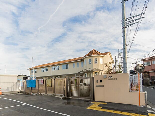 善部保育園 500m 静かな住宅街の中にある保育園。近隣の公園へ散歩に出かけたり、自然と触れあって遊びます。
