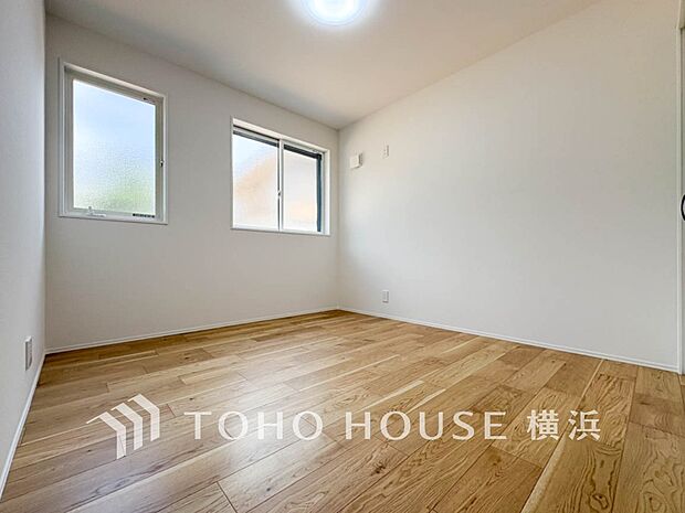 一日の疲れをいやしてくれる寝室。時を忘れて過ごす場所として過ごせるお部屋。