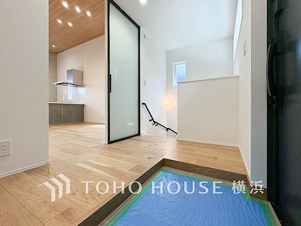 上質感漂う玄関と廊下。居住者の帰り、訪れる方を優しく迎えてくれます。