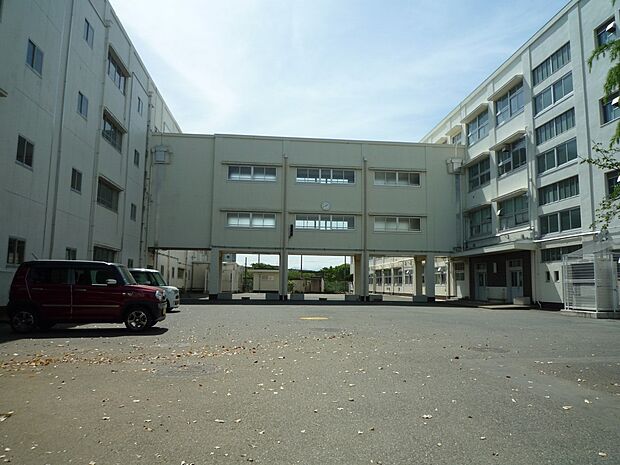 横浜市立左近山中学校 800m 徒歩10分。部活などで帰りが遅くなっても安心の距離です。