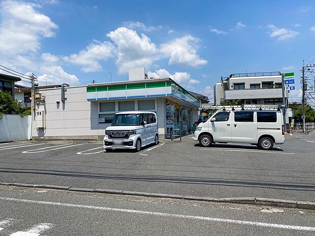 ファミリーマート市沢町店 800m 24時間営業。近くにあるとちょっとした買い物にも便利ですね。
