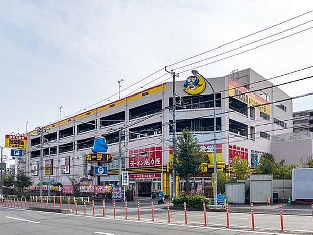 MEGAドン・キホーテ 狩場インター店　1700m　食品・日用品から雑貨までなんでも揃う便利な総合ディスカウントストア。 